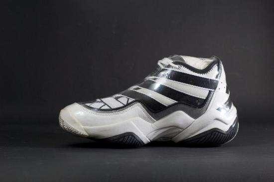 kobe退役之战穿的鞋,kobe退役时的鞋子