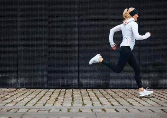 原地跑步的好处的视频,室内原地跑步的好处