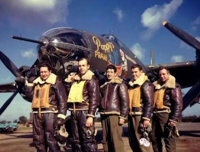 呢子大衣已经落伍了，今年流行“看起来很有钱”外套，洋气又保暖