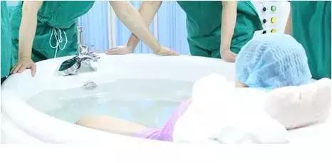 水中分娩可以陪产吗,水中分娩可以预防子宫破裂吗