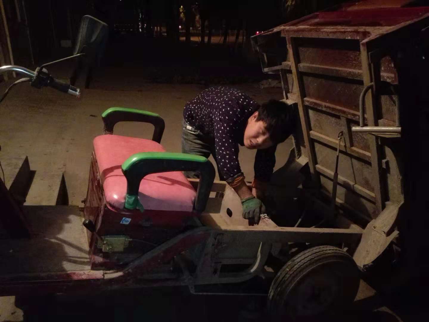 电动三轮车下坡后轮突然卡死,电三轮车后轮转一下就卡死