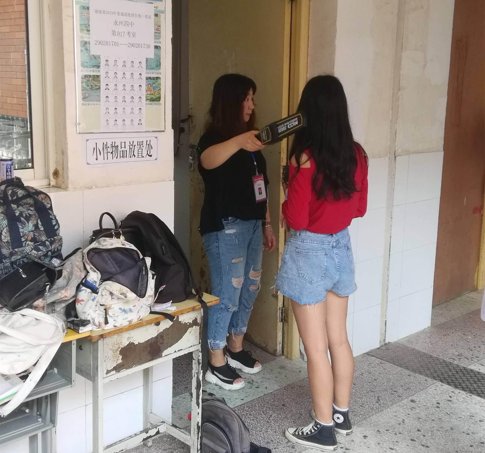 一年中两个避孕药销售高峰，五六月占一个，老师的答案相当戳心