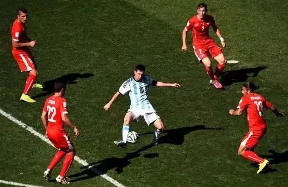 足球防人小技巧,足球后卫防人必学十大技巧