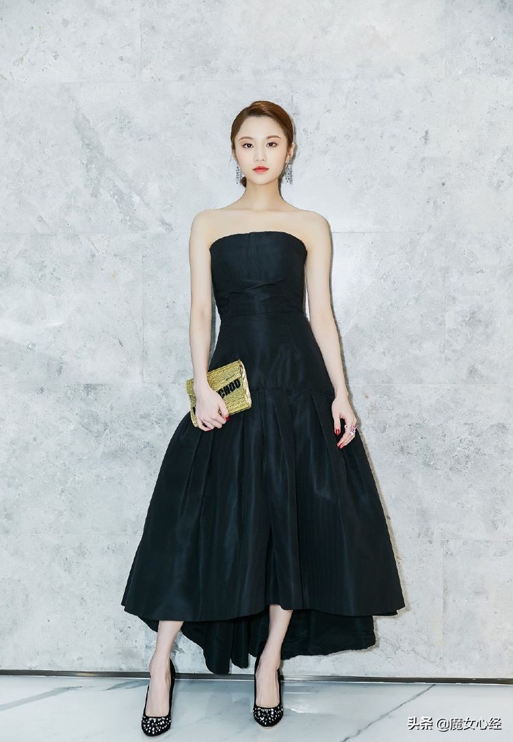 小胸适合穿什么款式的衣服,屁股扁平的女人适合穿什么衣服