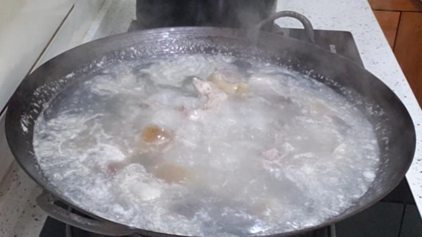 腊猪脚怎么烧毛不裂皮才好吃,怎样做腊猪脚又快又好吃