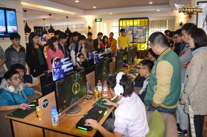 富二代网吧上网,富二代开网咖