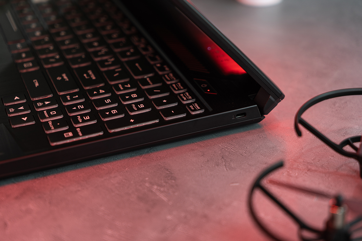 华硕的飞行堡垒7真的很差吗,打着上网课的名义玩游戏