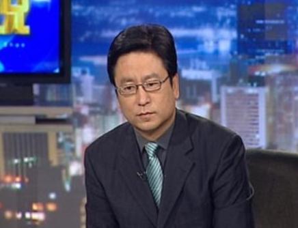 悲凉白岩松：8岁丧父，被自杀被骂拒天价死守央视，也有难言之隐