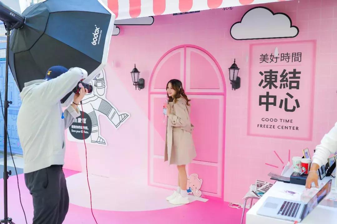 百度在上海再开快闪店！能和机器玩变脸，还能给自己做表情包！