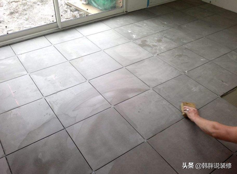 刚贴好的瓷砖缝隙大,刚贴好的瓷砖有缺口
