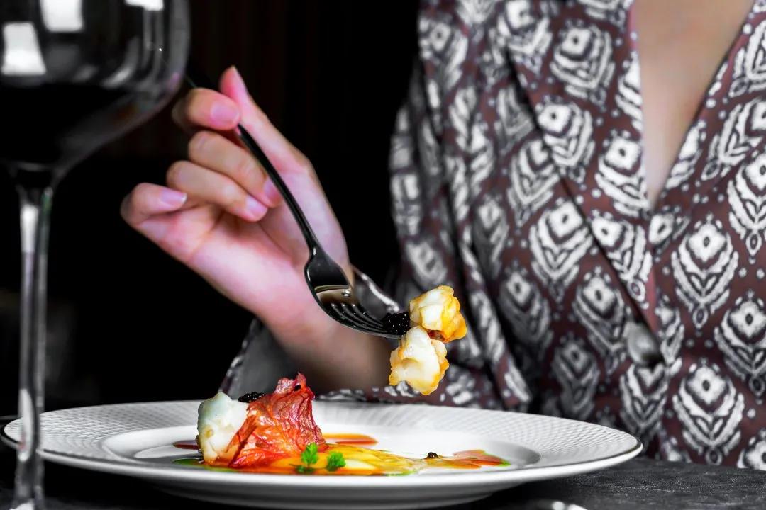 这家人均880的私房菜，连杯子都是施华洛世奇