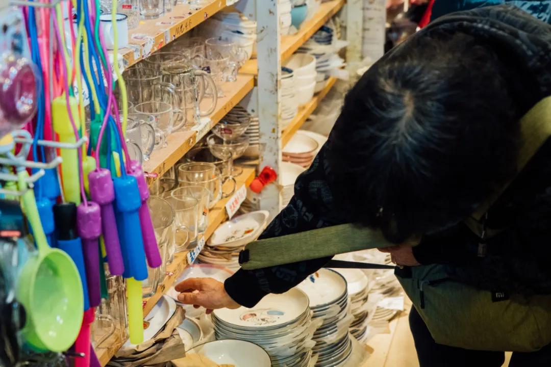 活着的两元店,2块钱能买啥?