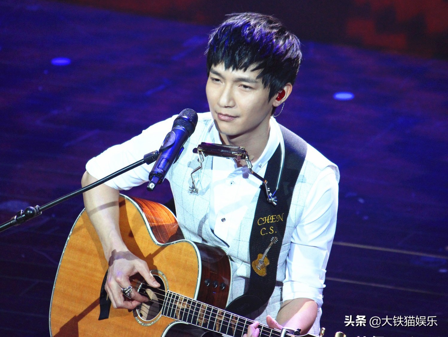 六届快男冠军今昔对比：有人改名难改运，有人变脸认不出，差距大