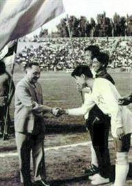 领导人与足球：毛*东泽**曾是校队传奇守门员，*小平邓**为看球当掉衣服