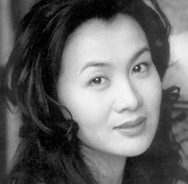 央视女主持人推错门身亡,央视主持人推错门坠楼死亡