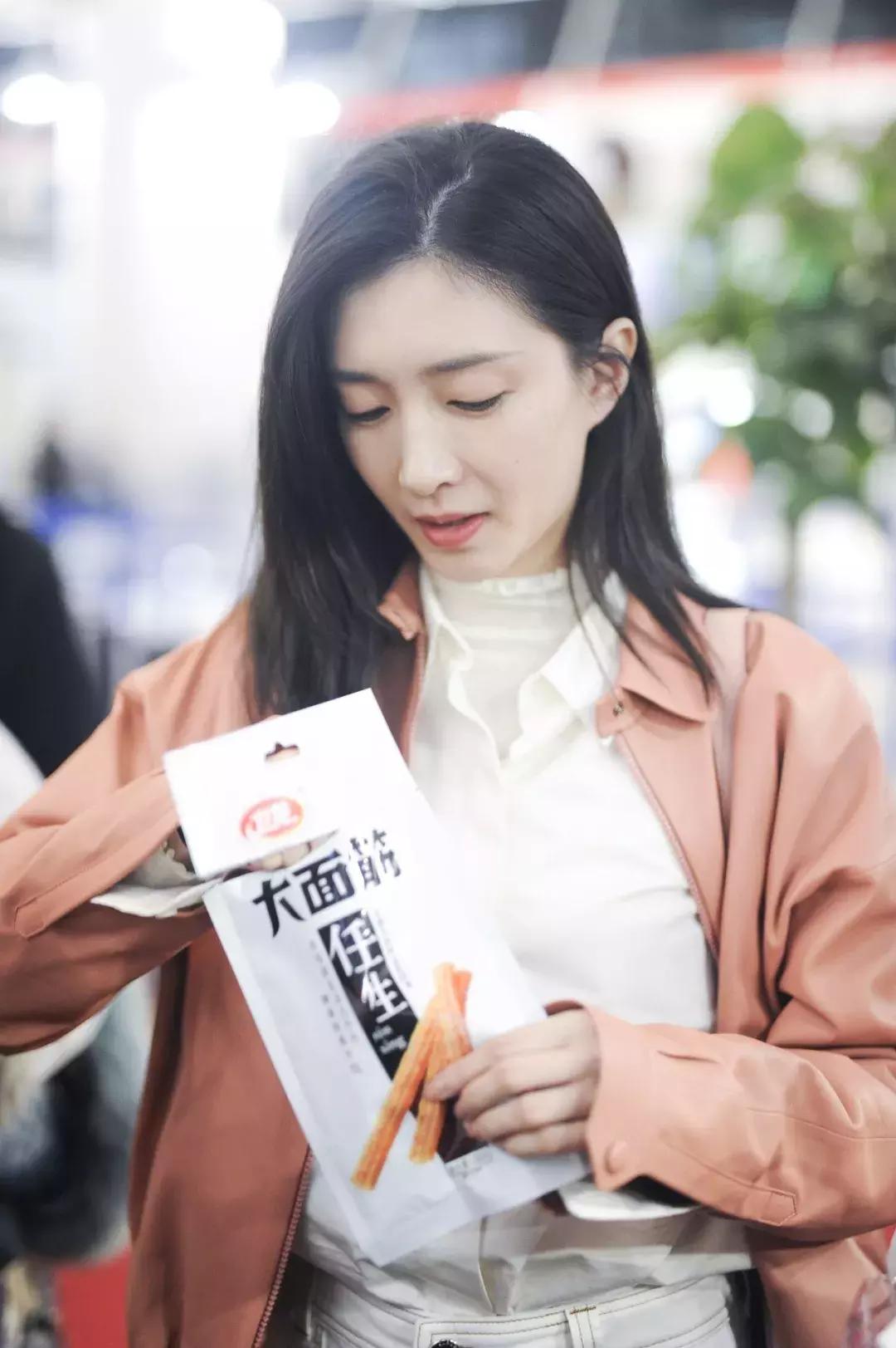 米兰时装周明星造型和模特对比,米兰时装周明星看秀造型