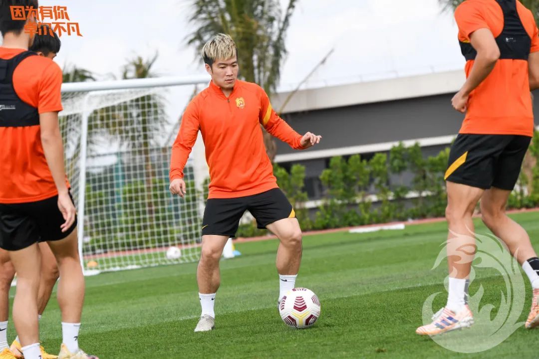 赛前团队热身投篮训练,武汉队第二场热身赛