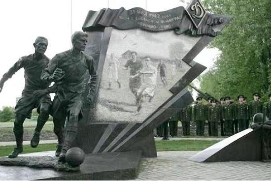 战斗民族球迷的爱恨情仇，足球队徽上见