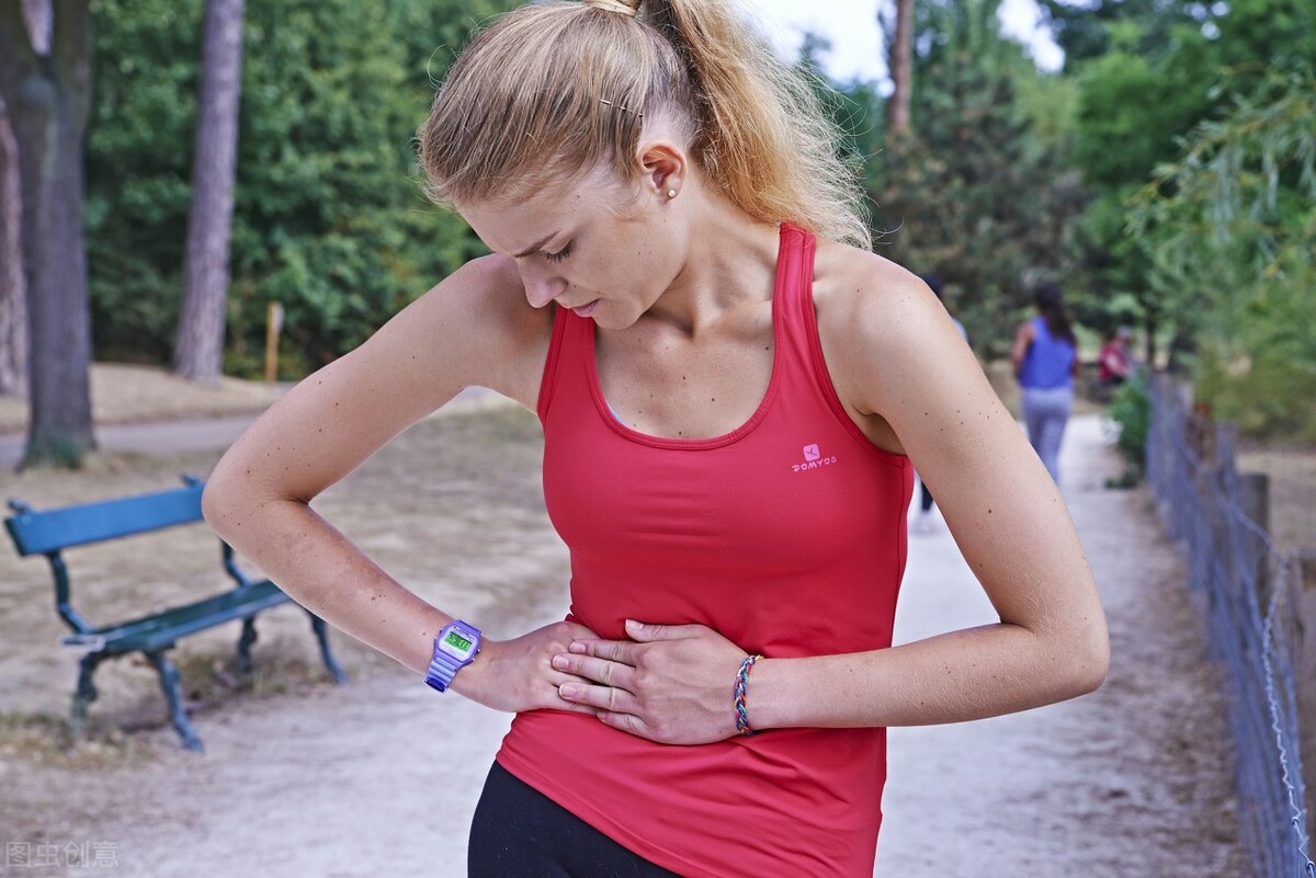 跑步岔气肚子疼怎么调整,跑步时岔气右上腹痛的原因