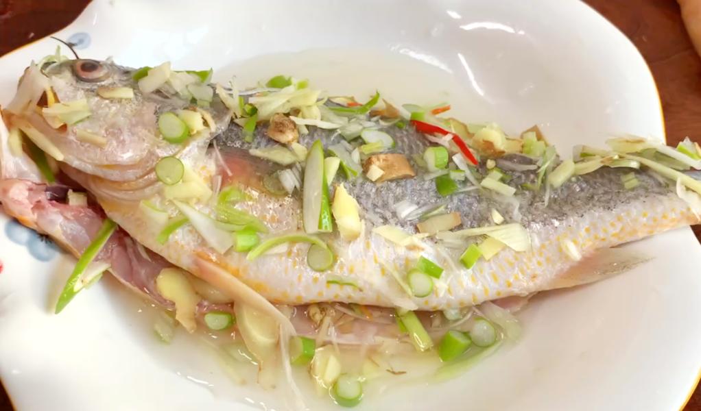 清蒸鱼放盐的最佳时间,清蒸鱼盘子边上放盐