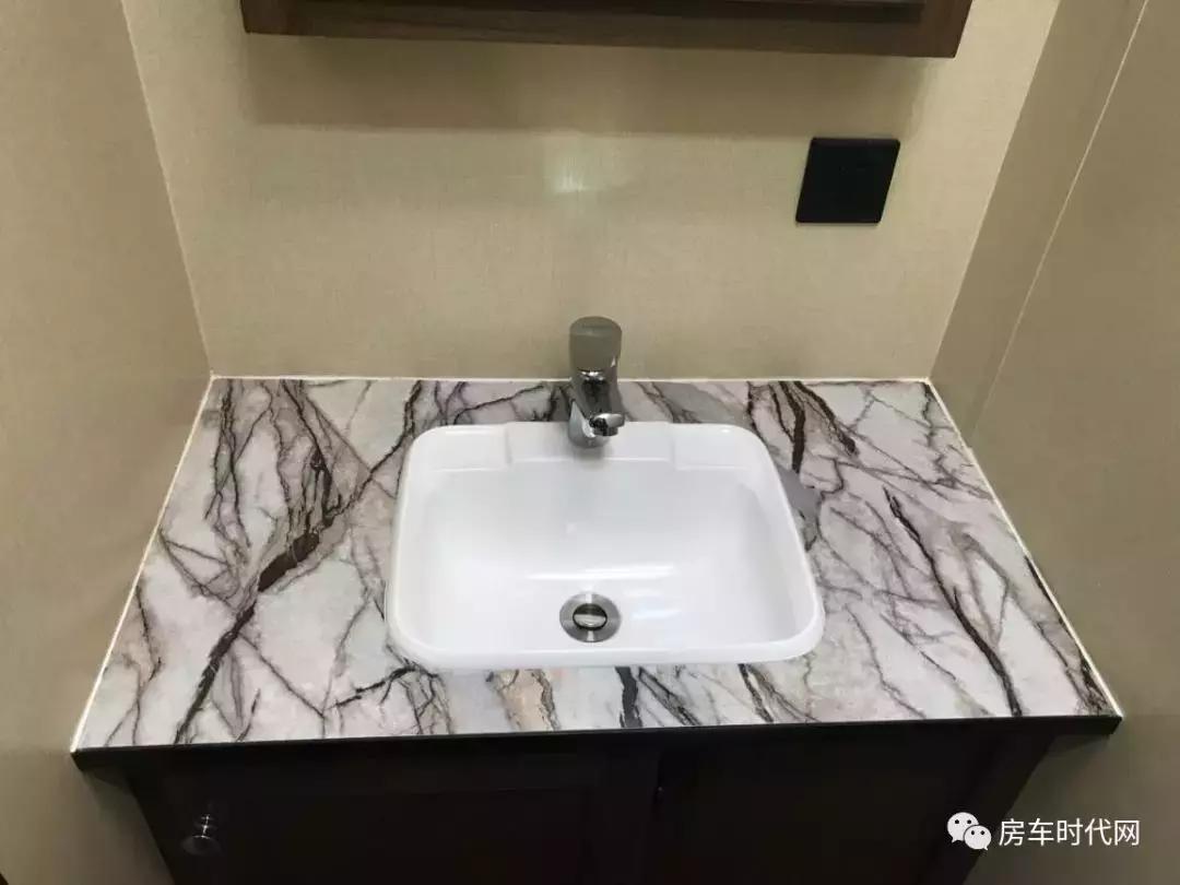 爱旅豪华双套间版拖挂房车,爱旅490拖挂式房车