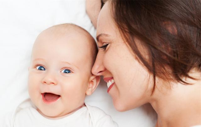 宝宝溢奶了还要不要继续喂奶,宝宝溢奶的原因及解决办法