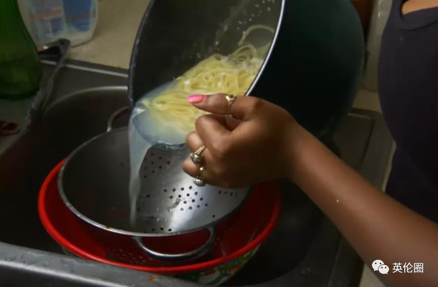 她逼全家120s洗完澡，给孩子吃过期肉...男友：我还是爱她