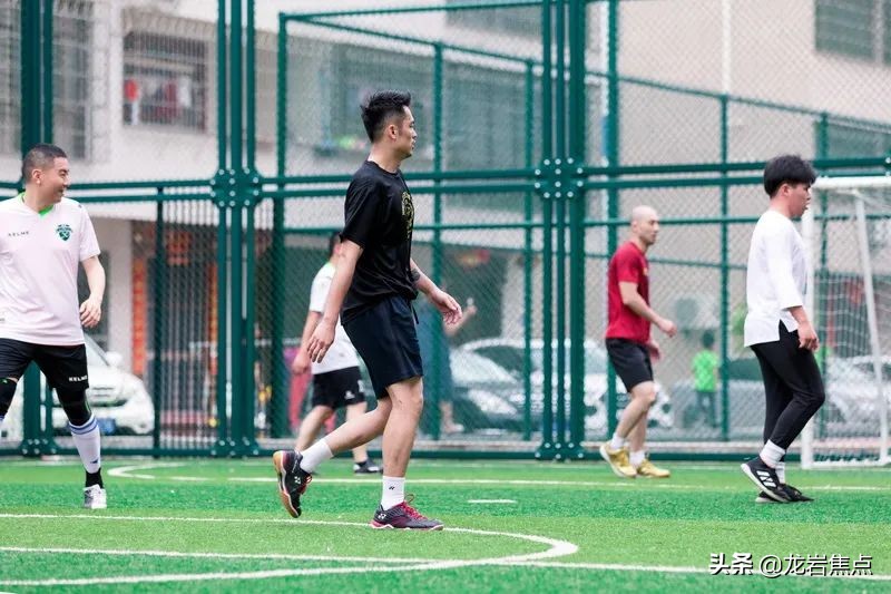 林丹脚踢球,林丹回到球场赢了