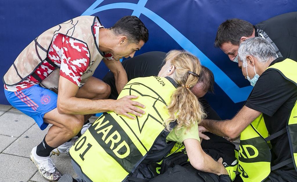 她被C罗击中：我醒来几乎躺在C罗怀里，他握着我的手在我脸上抚摸