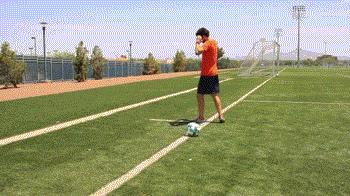 如何踢出梅西的弧线球,足球技巧任意球教程