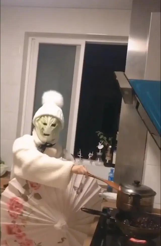 哈哈哈哈哈哈我笑到我妈把鞋塞我嘴里