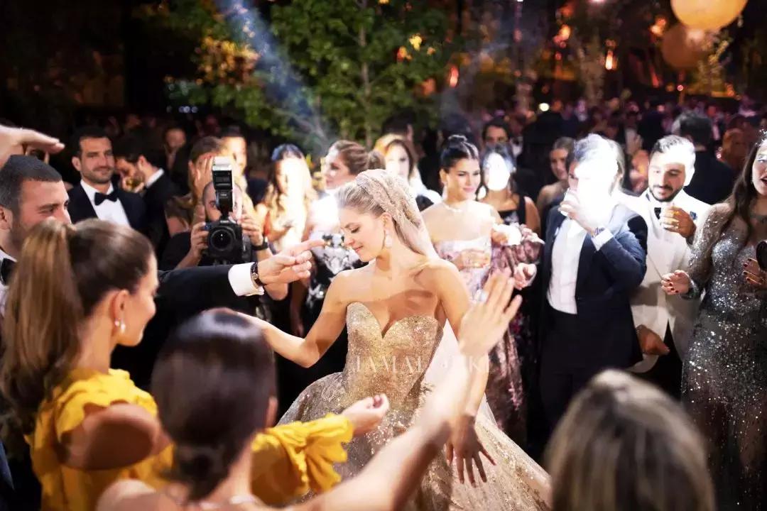 15万颗施华洛世奇水晶,eliesaab婚纱