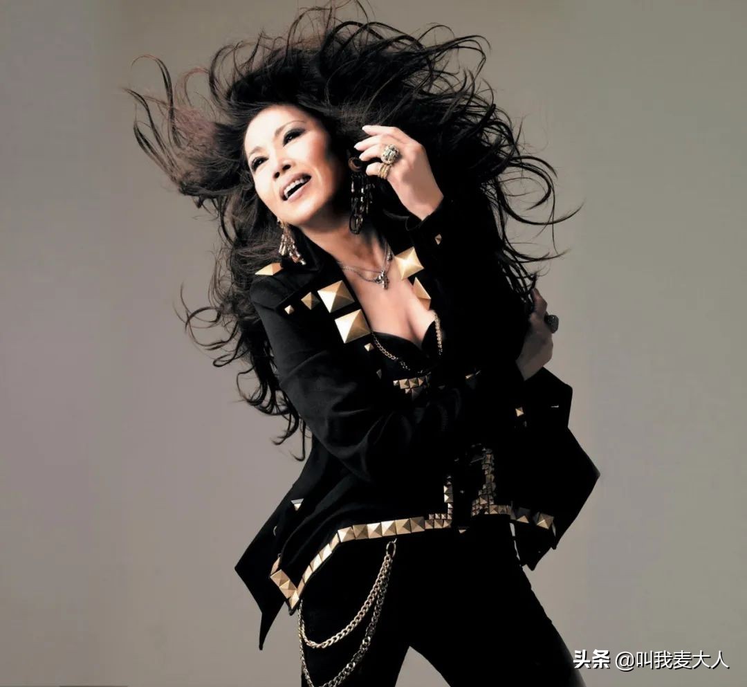 她是80年代著名天后，与日本赛车手恩爱38年，今71岁无儿又无女