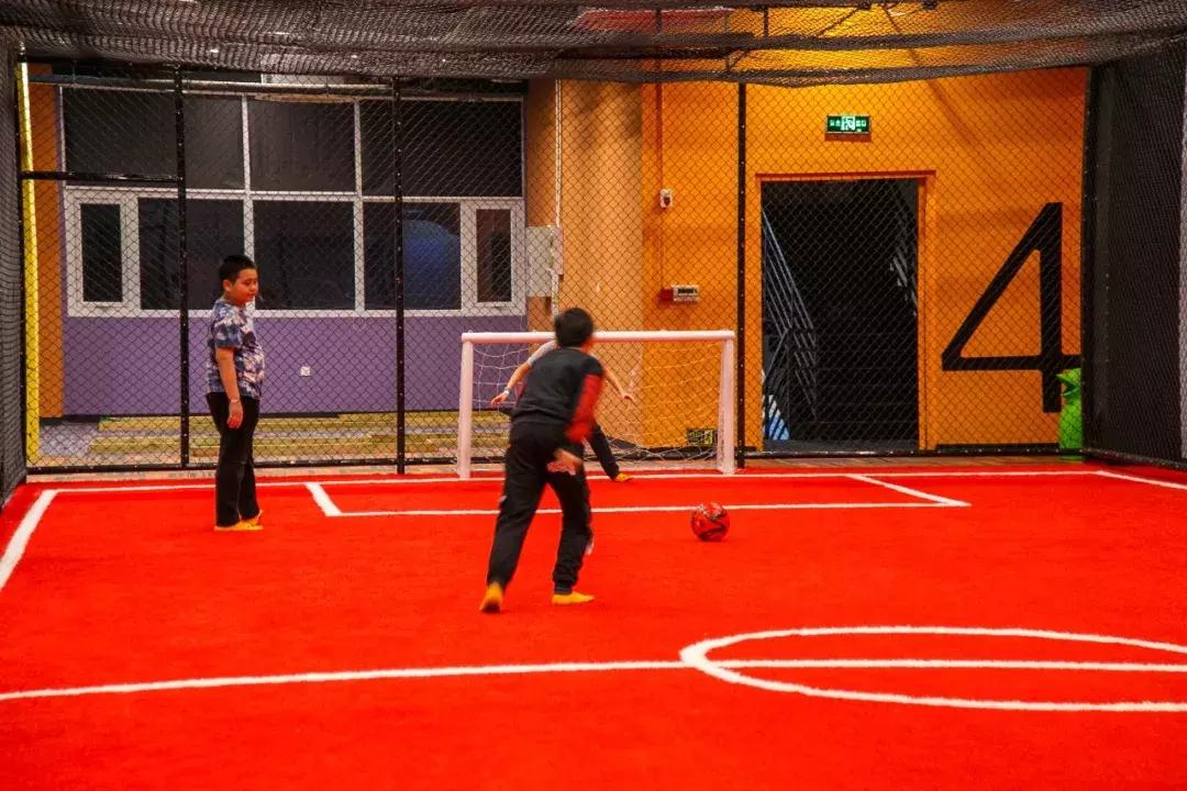 蹦床乐园闯关攀岩,蹦床馆嗨玩