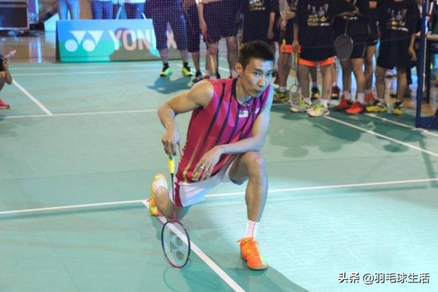 有道理！谁又不是一边受伤，一边坚持打羽毛球呢？