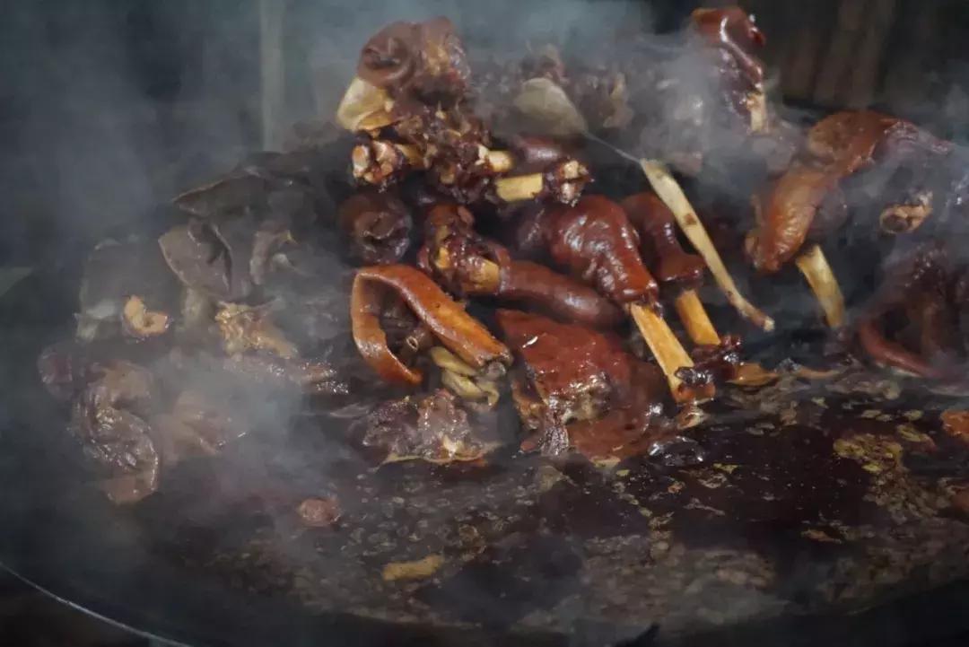 炕锅羊肉面最正宗做法,柴火灶大铁锅炖羊肉