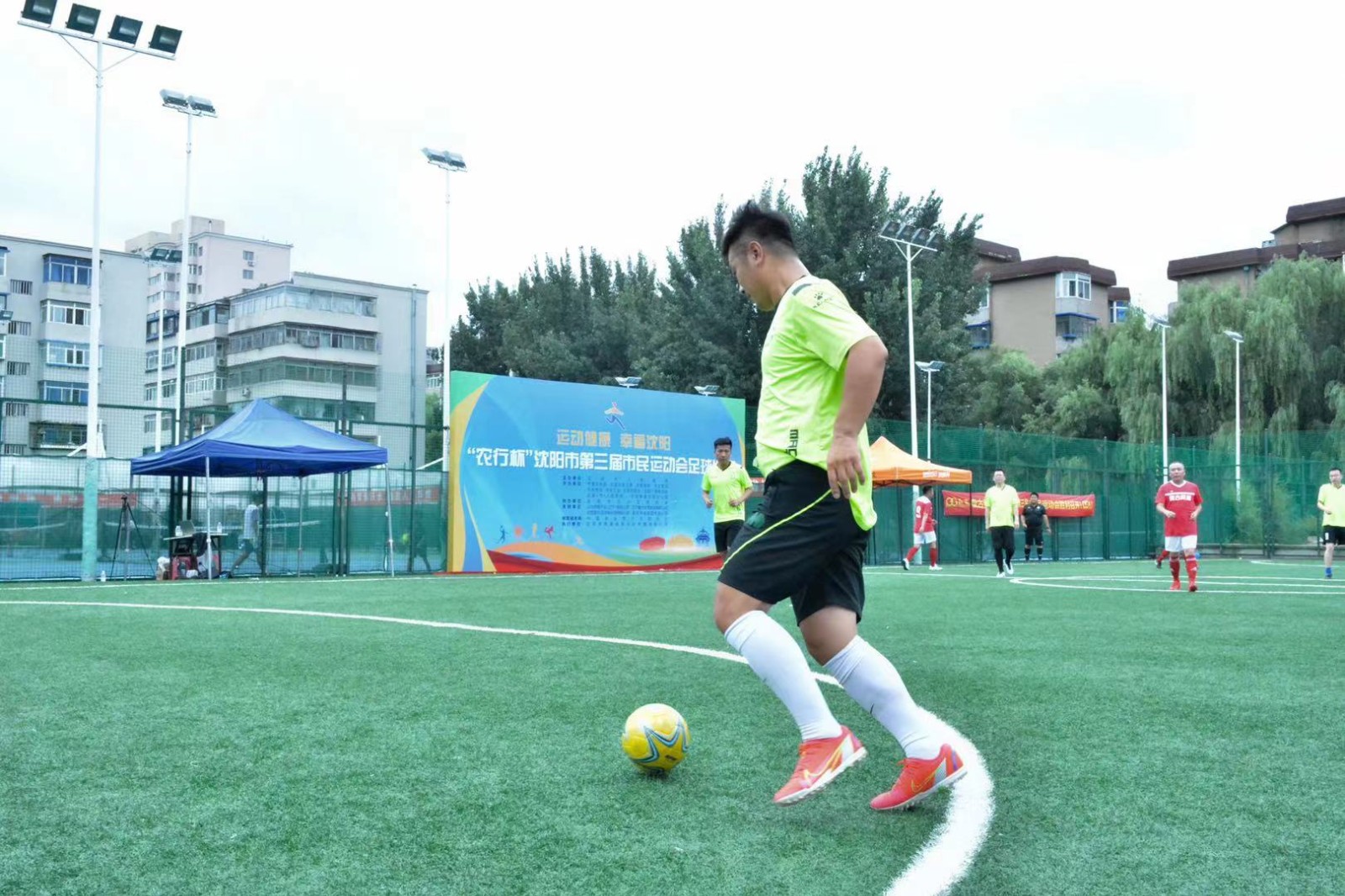 承办五人制足球赛事,一共32支球队参加比赛