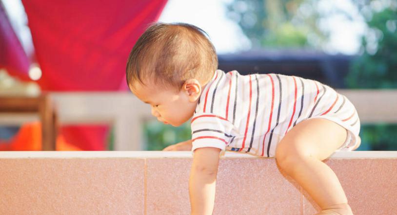 婴儿大哭摔倒你会怎么做,宝宝摔倒了哭了爸爸安慰