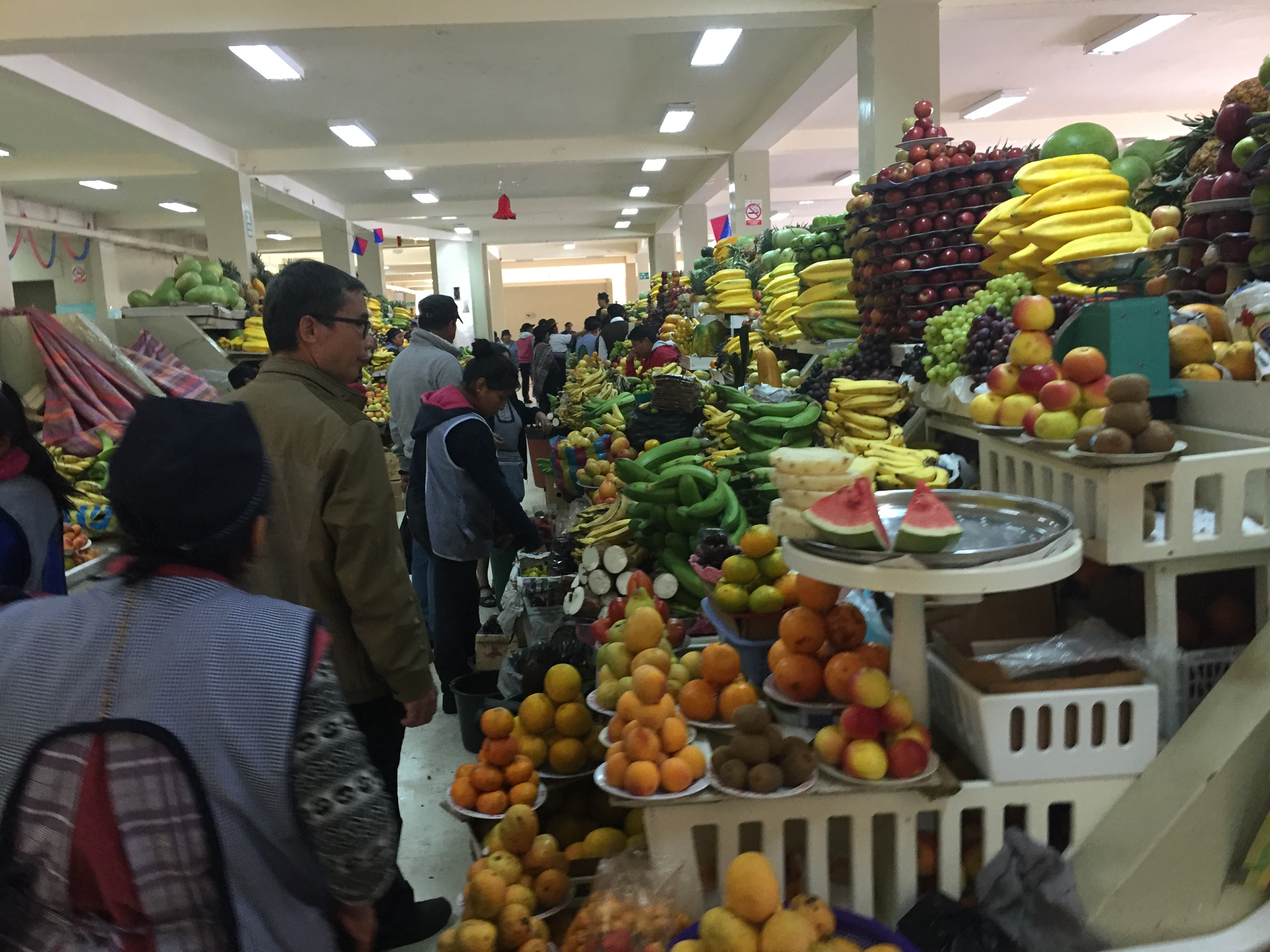 那年我在南美洲厄瓜多尔逛农贸市场，看到蔬果是按只按堆按袋计价