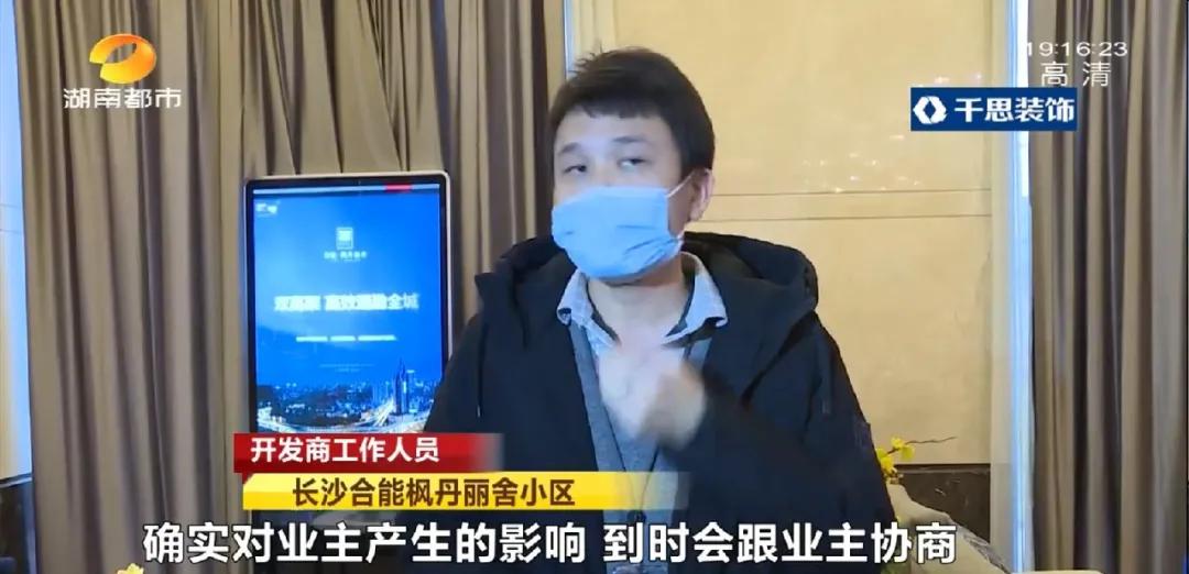 新房天花板裂缝如蜘蛛网,新房屋顶变蜘蛛网裂缝密密麻麻