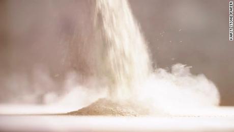 他们正在用石头造纸——拯救了许多树木