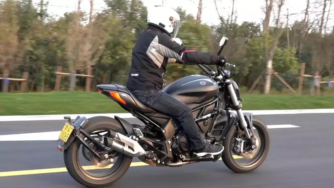 贝纳利502c和本田cb500x哪个好,贝纳利502c评测骑士网