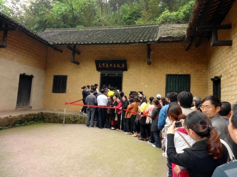 1961年,*少奇刘**参观韶山冲,指着毛主席故居门匾说道:这个字不妥