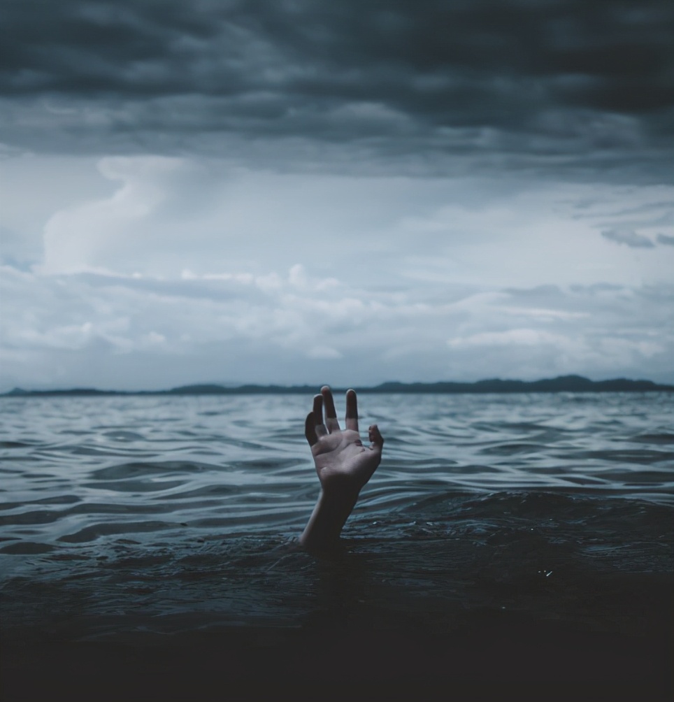 孩子在学校开心回家就抑郁了,孩子焦虑抑郁但是性格一直幽默