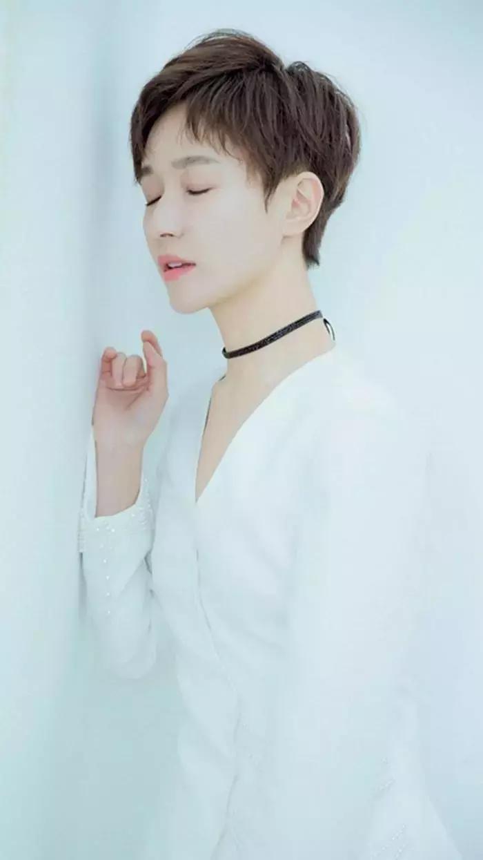 碎发太多怎么扎好看,扎高马尾额头前面碎发太多怎么办