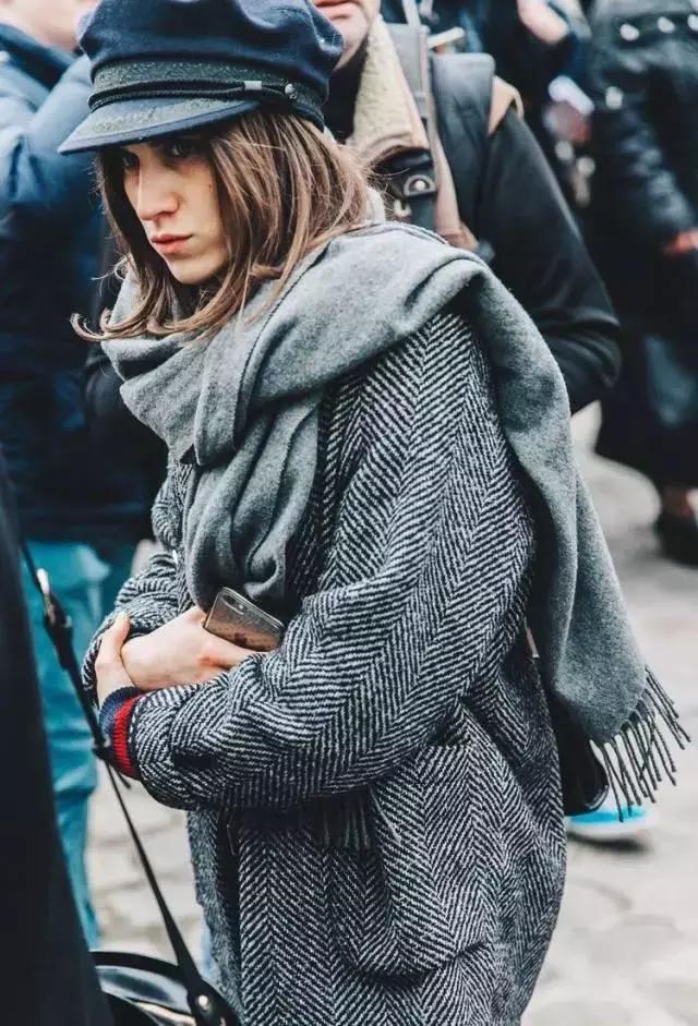 适合羽绒服显脸小围巾的系法,怎么给女生系围巾不会显脸小