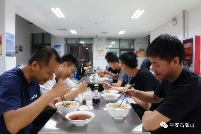 流口水了没？警察的“深夜食堂”，不只是……