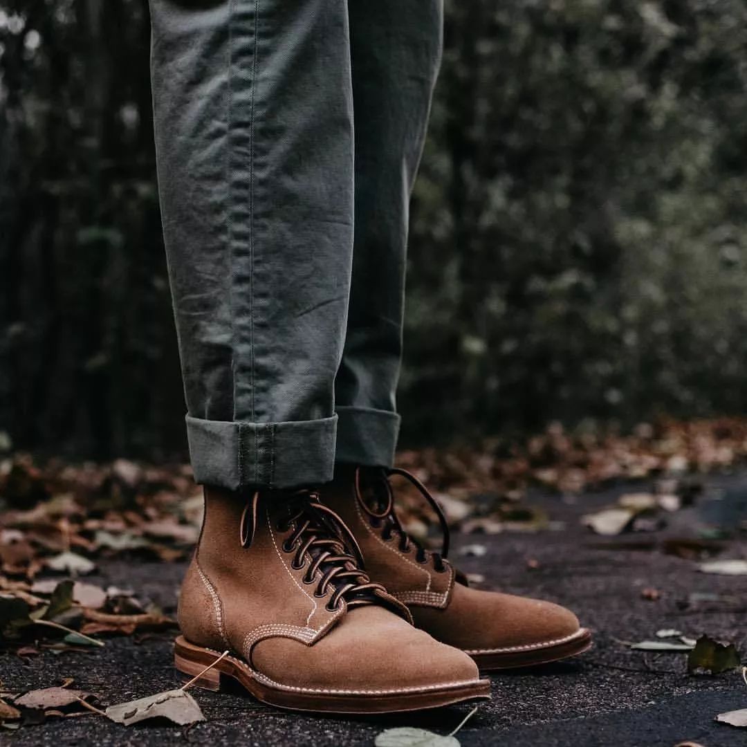 冬天又暖和又软适合穿的靴子,冬天最适合穿的靴子是什么颜色