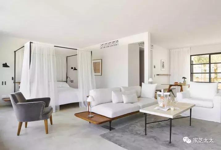 我和有钱人之间，就差一张白沙发了