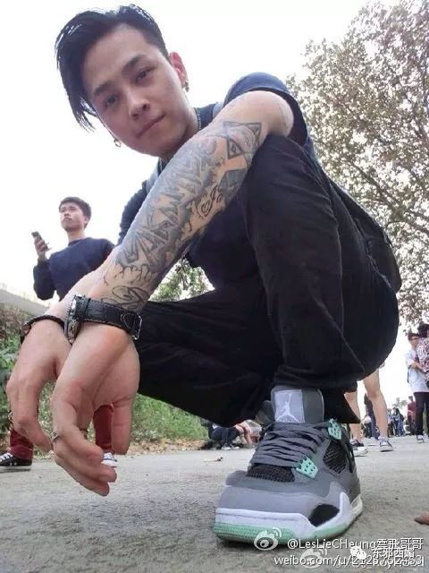 别人是找女友,他是找妈!